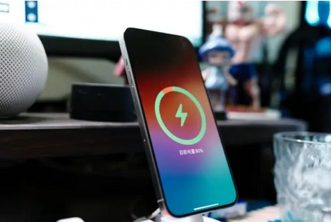 井冈山苹果15换屏服务分享用什么充电器给iPhone15充电更好 